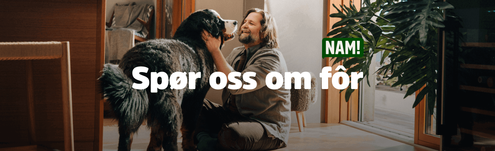 Hund og eier sitter på gulvet