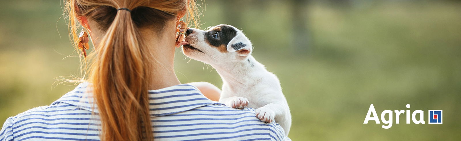 Agria bild på kvinna som håller i en liten valp
