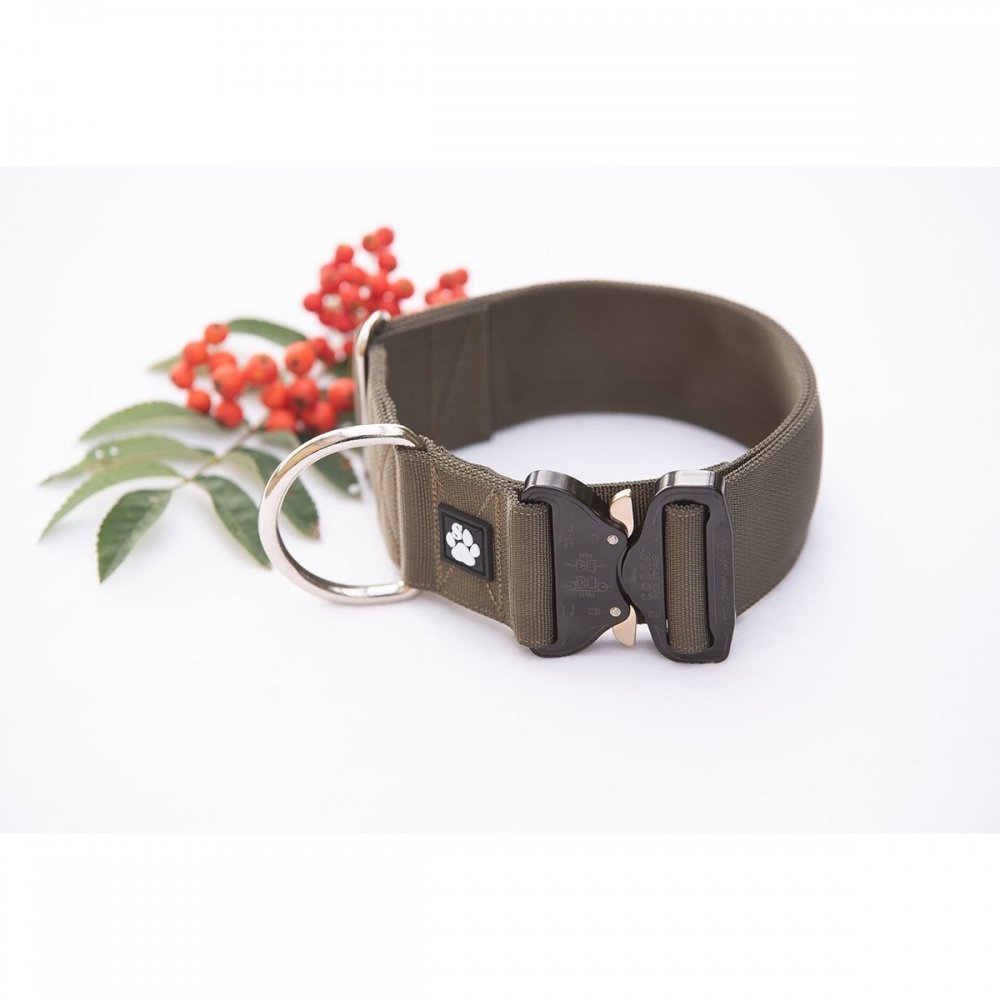 Salmiakkitassu Cobra-kaulapanta 50 mm, oliivi (40-64 cm) Salmiakkitassu Cobra-kaulapanta 50 mm, oliivi (40-64 cm)